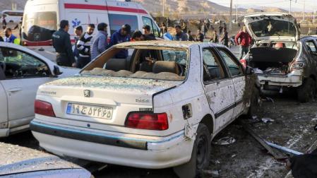 Coches destrozados por las explosiones