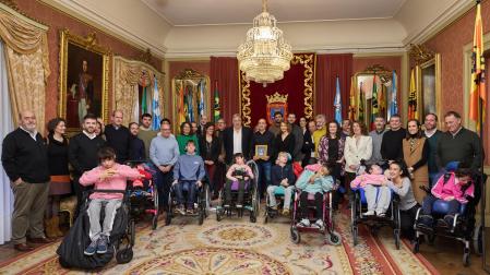 Foto de familia de la entidad galardonada, alumnos del Colegio de Educación Especial Virgen Orreaga, miembros de la Corporación municipal y del jurado.