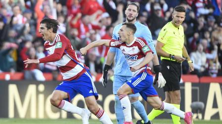 Uzuni (Granada) celebra el gol anotado ante el Cádiz