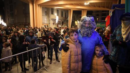 El enviado de Melchor abraza a dos menores durante la entrega de las cartas en la nueva pérgola de Alsasua.