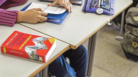 Un alumno en el pupitre de un colegio.