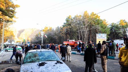 Un coche dañado por las explosiones en la ciudad iraní de Kermán