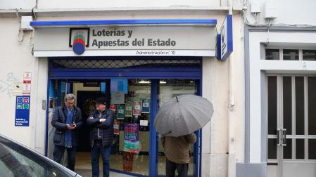 Varios vecinos en la administración que ha sufrido un atraco, a 4 de enero de 2024, en Lugo