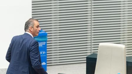 El portavoz de Vox, Javier Ortega Smith, sale de una sesión extraordinaria del Pleno Municipal, en el Ayuntamiento de Madrid