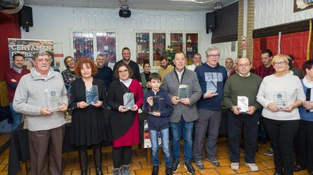 Galardonados y organizadores, juntos en la sede de la peña La Teba
