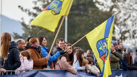 Familiares animan con banderas con el escudo del colegio a los jugadores y jugadoras de Luis Amigó, ayer en las instalaciones de Tajonar