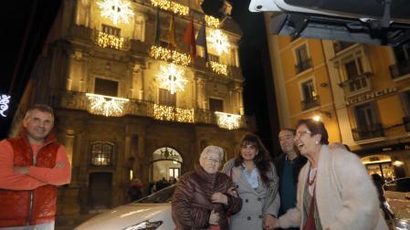 Ángela Pérez y María Perfecto Barcos, a la derecha, residen en Amma Oblatas y fueron dos de las personas que disfrutaron del paseo en taxi.