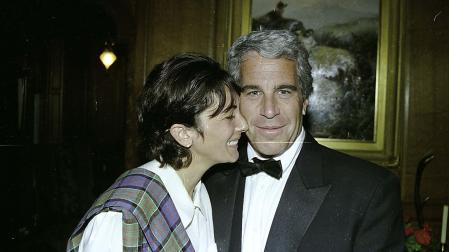 Ghislaine Maxwel y Jeffrey Epstein (imagen de archivo)