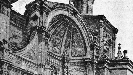 Detalle del cascarón de la portada, con el desaparecido relieve de la Asunción de la Virgen. Fotografía publicada por Pedro Madrazo en 1886