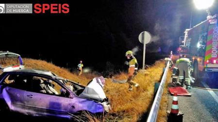 Efectivos de bomberos de la Diputación de Huesca, en el lugar del siniestro