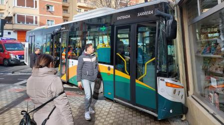 La villavesa ha chocado contra la esquina de un comercio de prensa y revistas