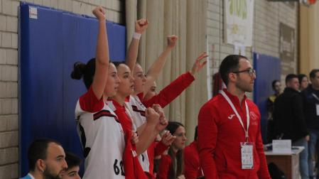 El banquillo del equipo cadete femenino, durante el partido