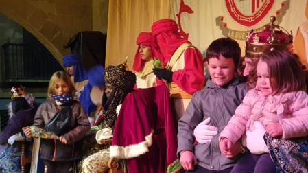 La lluvia respetó el normal desarrollo de la cabalgata de Sangüesa y los Reyes Magos recibieron a los niños en las Arcadas