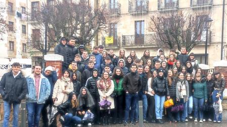 Los quintos de este año de Alsasua, junto al alcalde, en la instantánea de grupo delante del Ayuntamiento.