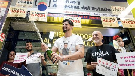 Agraciados con el Primer Premio del Sorteo Extraordinario de El Niño celebran su suerte en la administración nº 523, en Madrid