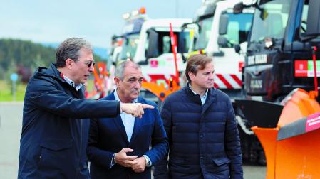 Pablo González (director de conservación), Óscar Chivite y Pedro López, en su visita el 30 de octubre al centro de mantenimiento de Aoiz.