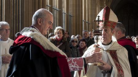 Francisco Pérez porta la reliquia de los Reyes Magos, con el deán, Carlos Ayerra, a la izquierda.