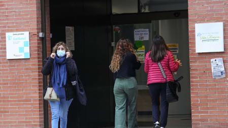 Un mujer sale con mascarilla de un centro de atención primaria en Barcelona