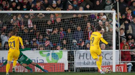 El delantero polaco del FC Barcelona Robert Lewandowski marca el 1-3 de penalti ante el Barbastro durante el encuentro correspondiente a los dieciseisavos de final de la Copa del Rey