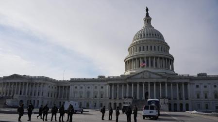Edificio del Capitolio de Estados Unidos custodiado por policías