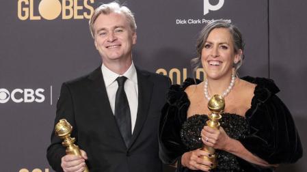 Christopher Nolan, director de Oppenheime, y Emma Thomas, productora de la cinta, con los Globos de Oro