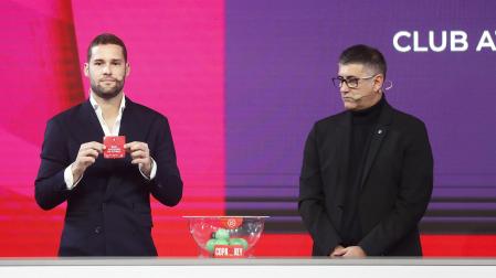 El exfutbolista Mario Suárez extrae la boa de la Real Sociedad, rival de Osasuna en octavos de final de la Copa del Rey./