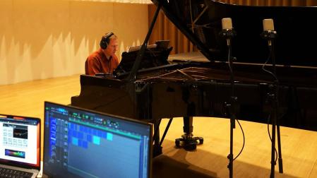 Carlos Andrés Sánchez, al piano, en una de las grabaciones./