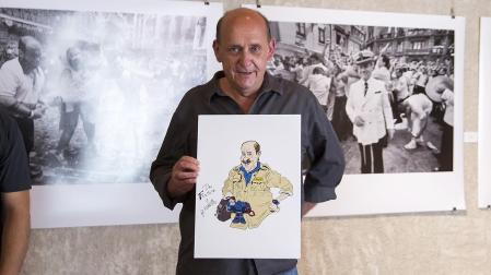 Carlos Calleja, mostrando un retrato de su hermano Pachi en la inauguración de la exposición fotográfica 'San Fermín 2020 en pausa/Etenaldian', en 2020 ./