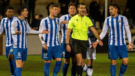Los jugadores del Izarra protestan al colegiado una decisión durante el choque contra la Real Sociedad C en Merkatondoa./