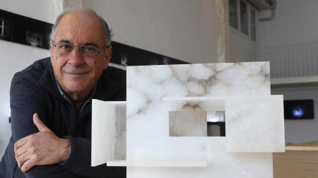 El escultor Javier Soto posa junto a una de las cincuenta obras de la exposición Lux Habitat. Los espacios habitados por la luz instalada en La Fábrica de Gomas./