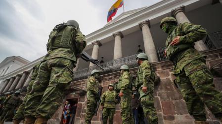 Soldados ecuatorianos patrullan en los alrededores del Palacio de Carondelet, en Quito