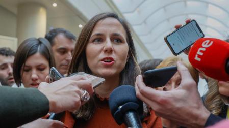 La líder de Podemos, Ione Belarra, atiende a los medios durante el pleno del Congreso, reunido excepcionalmente en el Senado, que debate la convalidación de tres decretos del Gobierno con medidas para amortiguar la crisis.