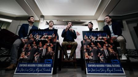 De izda a dcha: Álvaro Iborra, Kinito Huerta, ambos cofundadores de Sinfonía Navarra; Luis San Martín musicólogo; José Luis Sola, tenor, y Javier Echarri, director musical, durante la presentación de 'Gaztambide. La gran zarzuela navarra'