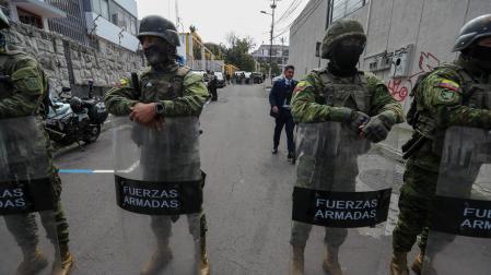 Militares custodian las zonas aledañas a la estación Radio Canela, a donde llegó el presidente de Ecuador, Daniel Noboa, para ofrecer declaraciones sobre la reciente ola de violencia en el país