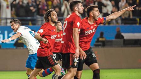 garciaRobert Lewandowski celebra el 1-0 mientras David García levanta el brazo ante el árbitro para reclamarle falta previa