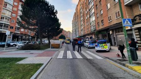 La calle ha sido totalmente acordonada y cortada al tráfico para desarrollar las labores de extinción del incendio.