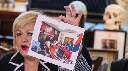 La abogada de Daniel Sancho, Carmen Balfagón, muestra una imagen durante una rueda de prensa sobre Daniel Sancho