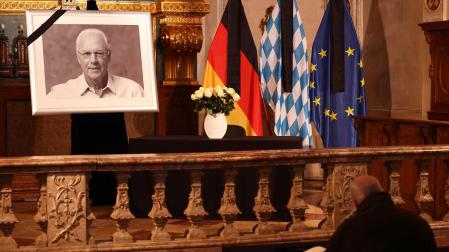Un hombre firma en el libro de condolencias de Hofkapelle, en Munich, ante una foto de la leyenda del fútbol alemán Franz Beckenbauer.