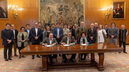 Durante la firma del convenio de donación, en primer plano, Jorge Loriente, Igor Errasti y Cristina Loscertales. Detrás, el resto de la familia, miembros del Archivo General de la Universidad de Navarra y de la Escuela de Arquitectura