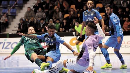 Jonathan Linhares trata de alcanzar el balón ante la defensa de Bynho y el portero Álex González
