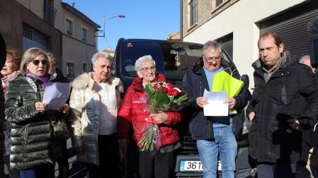 Benita Melero Fernández, en el centro y entre sus hijos Mª Carmen y Juan José Roncal, acompañada por la concejala Asun Romeo -a la izquierda- y el alcalde de Cascante Alberto Añón -a la derecha