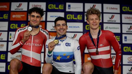 El portugués Leitao, en el centro de la imagen con el maillot acreditativo y la medalla de Scratch.