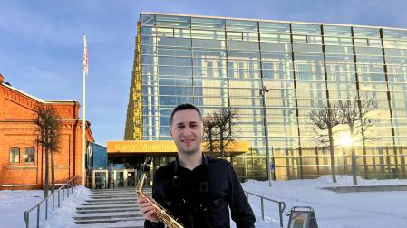 El saxofonista Iñigo Eleta Romero, ante el Real Conservatorio de Música de Estocolmo, donde estudia