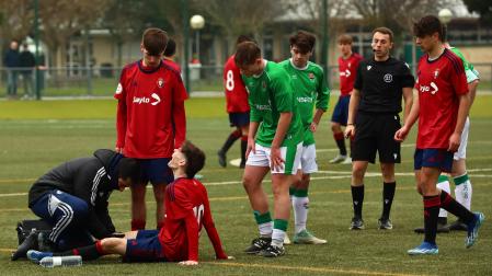 Bruno Pérez, jugador de Osasuna, es atendido por el médico en el derbi ante el San Juan