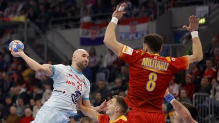 Joan Canellas, en una acción durante el partido ante Rumanía