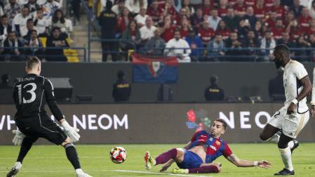Al fondo, una parte de la afición de Osasuna y una bandera