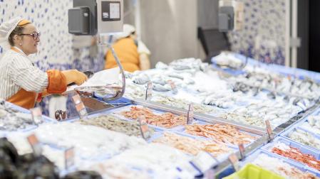 Imagen de una trabajadora de la sección de pescadería de un supermercado Mercadona