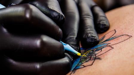Imagen de archivo de un tatuador