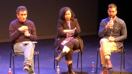 María Goiricelaya junto a Juan Mayorga (izquierda) y el actor Egoitz Sánchez (derecha) en la presentación de 'Altsasu' en La Abadía