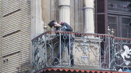 Una de las personas especializadas en restauración, en uno de los balcones de la Casa Consistorial